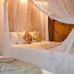 Casa Em Condominio Com Piscina, Quintal E Garagem