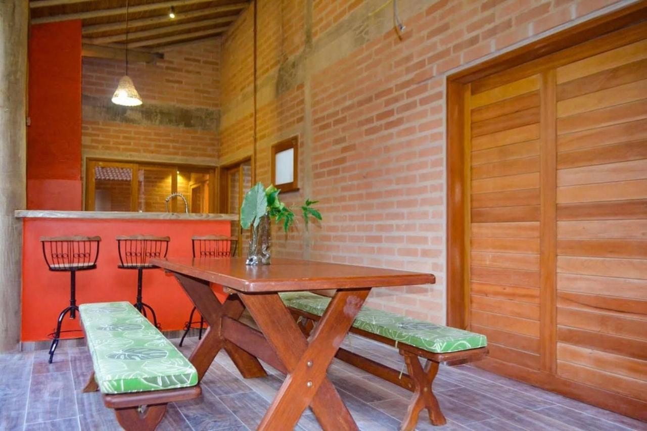 Casa Em Com Piscina, Quintal E Garagem *