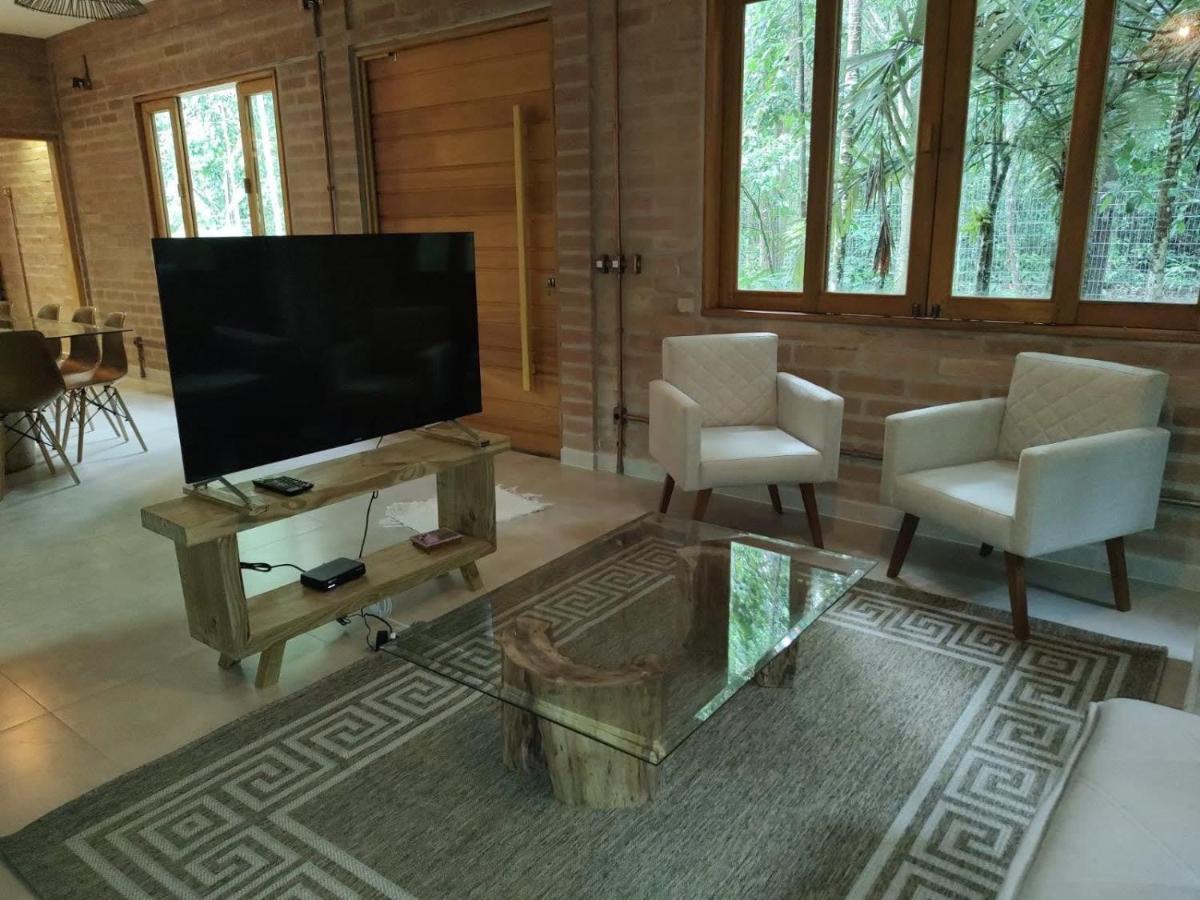Casa Em Com Piscina, Quintal E Garagem